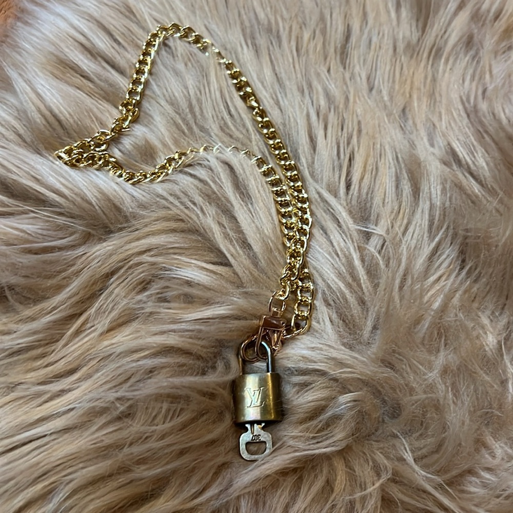 š§”Gold Chain Necklace with LV Lock Pendant 307 - Picture 6 of 14